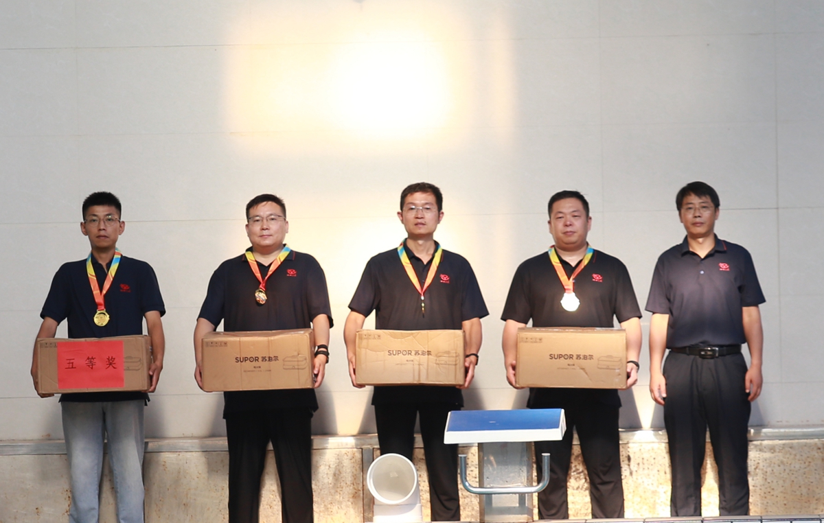 04-公司總工程師楊祥強為榮獲個人項目第五名的：第一工程公司謝瀟劍、洛陽分公司孫攀鋒、項目管理部魏洪峰、駐馬店分公司頓健楠 頒獎表彰.JPG