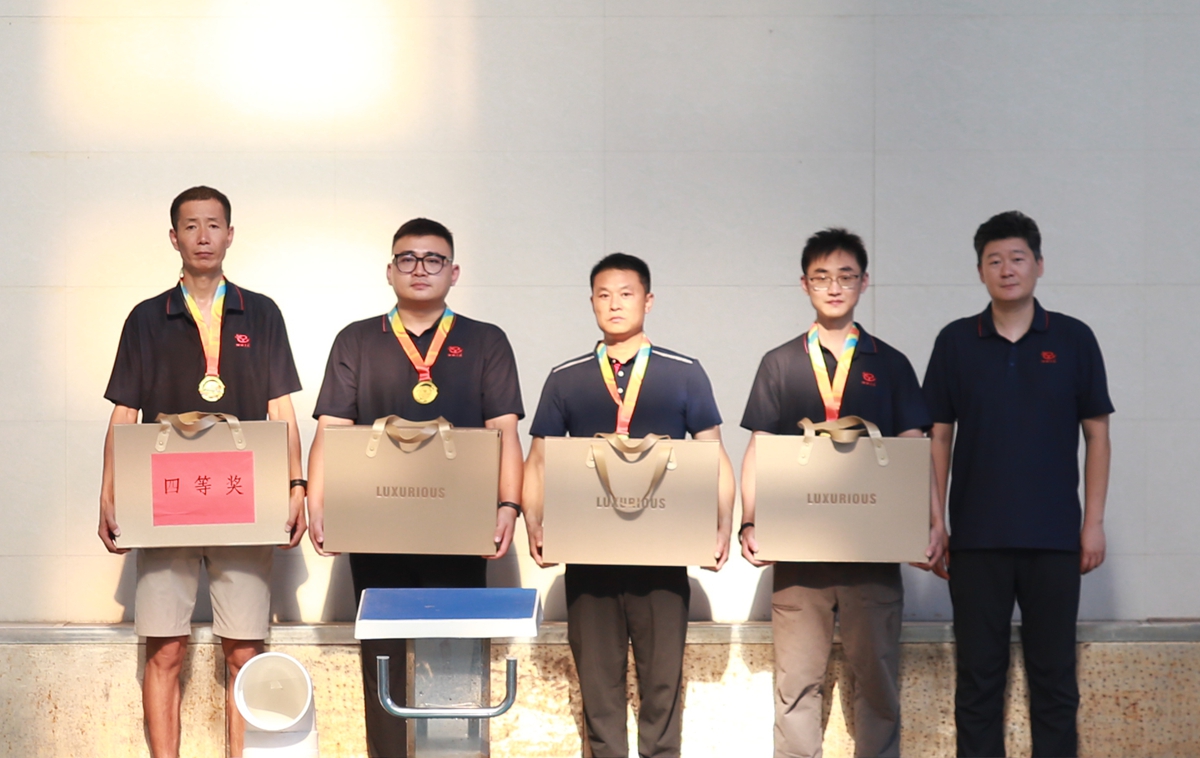 05-公司工會主席、副總經理彥祺為榮獲個人項目第四名的：中誠服務公司劉海青、信陽分公司倪國寶、焦作分公司何博博、福之匯公司侯松波 頒獎表彰.JPG